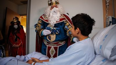 Los Reyes Magos reparten regalos e ilusión en el Hospital Ramón y Cajal