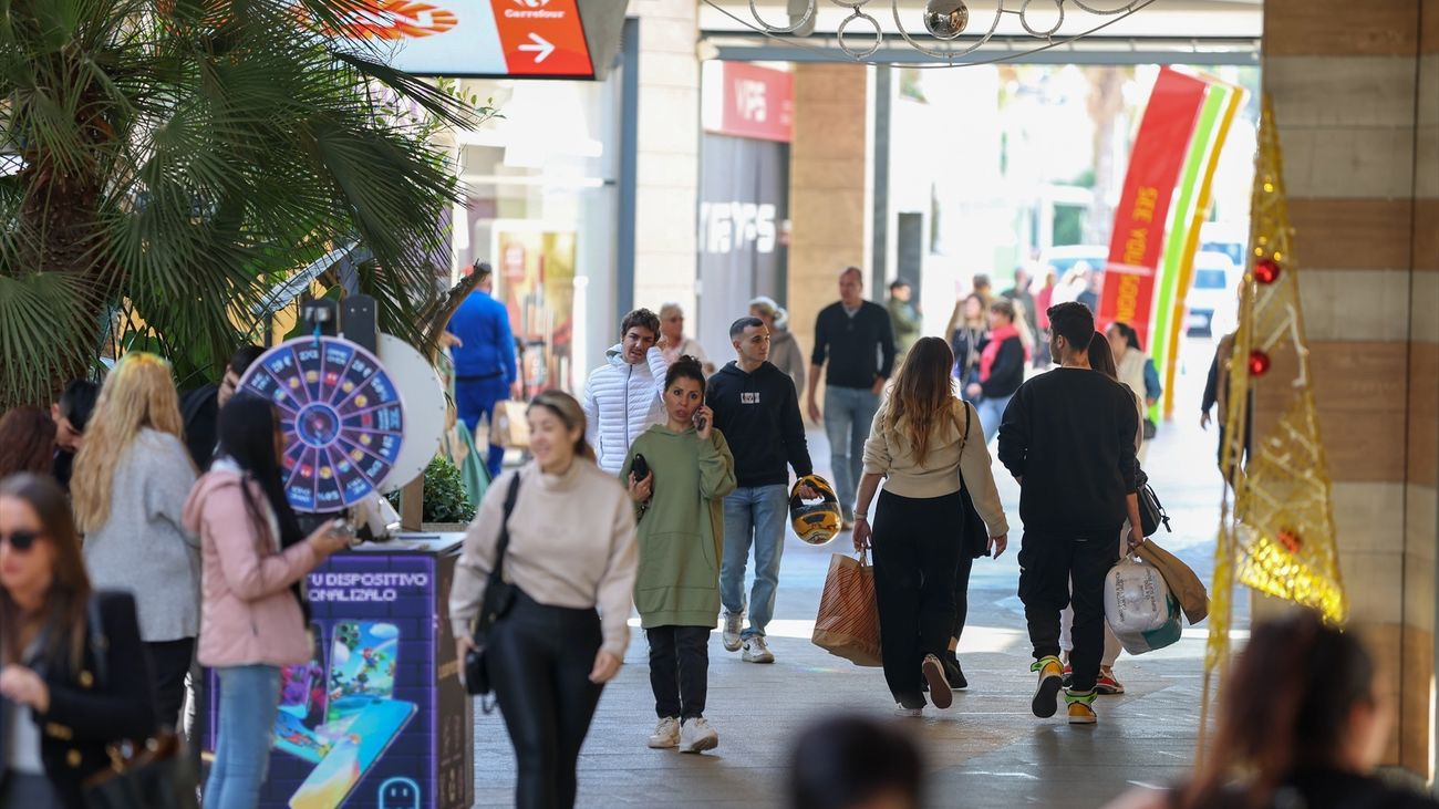 Caos en las tiendas con compradores en búsqueda de regalos de Reyes de última hora