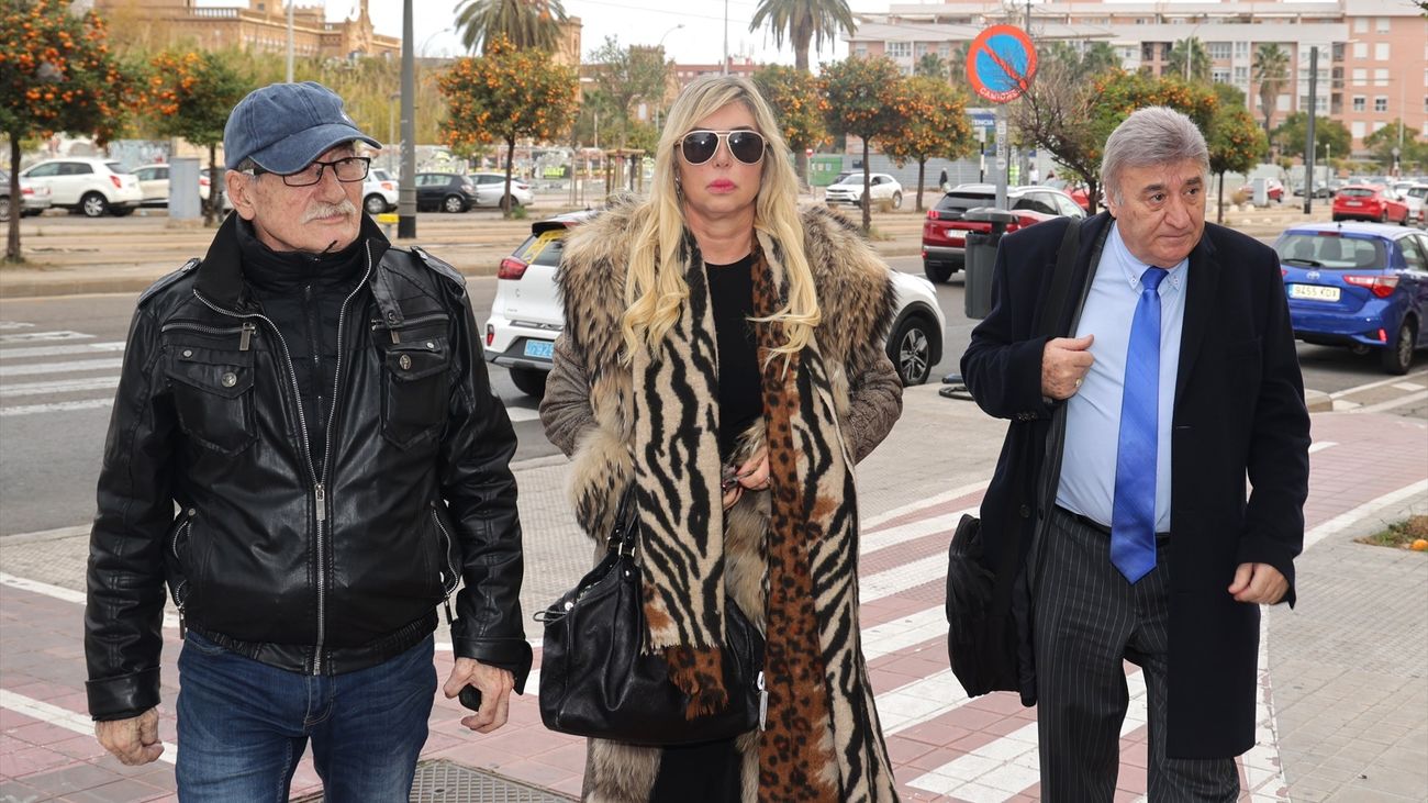 Familiares, amigos y compañeros de profesión se despiden del humorista Paco Arévalo