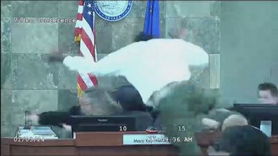 Un preso salta sobre una jueza para agredirla tras ver denegada su libertad provisional