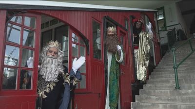 Los Reyes Magos llegan a España en metro, velero, caballo, helicóptero o cohete espacial