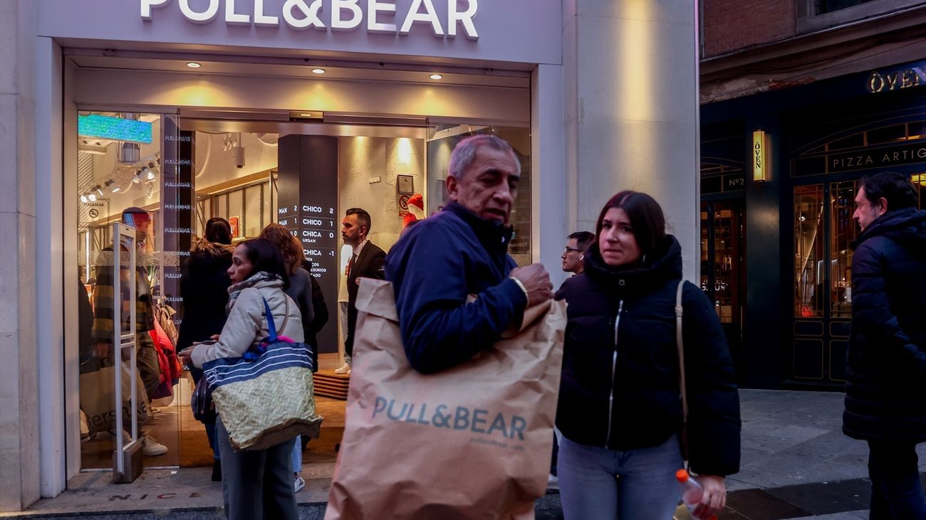 Varias personas en una tienda de Pull&Bear en Madrid