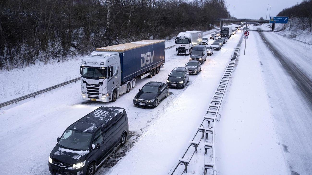 Camiones y coches permanecen atrapados en la autopista E45 cerca de Randers, en la península de Jutlandia, Dinamarca