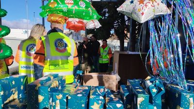 Los menores acogidos en el centro de emergencia temporal de Las Caracolas reciben los regalos de Reyes