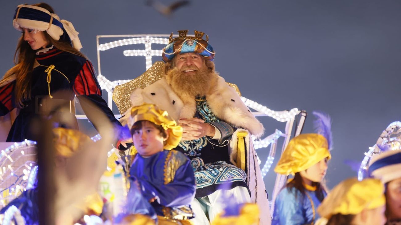 Los municipios de la región reciben a los Reyes con mucho frío y toneladas de caramelos