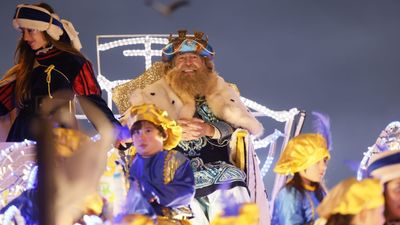 Los municipios de la región reciben a los Reyes con mucho frío y toneladas de caramelos