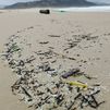 Los microplásticos perdidos por un barco en Galicia llegan a las costas asturiana y cántabra