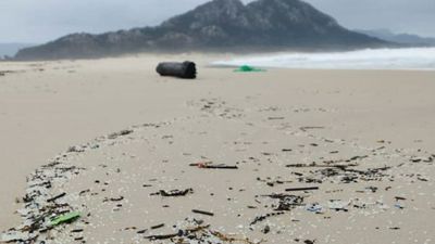 Los microplásticos perdidos por un barco en Galicia llegan a las costas asturiana y cántabra
