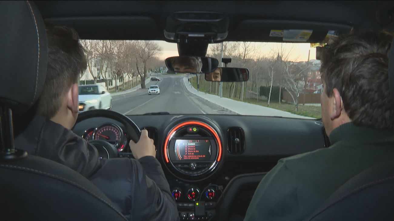 Pere Navarro defiende que los jóvenes de 17 años puedan conducir acompañados de un adulto con experiencia