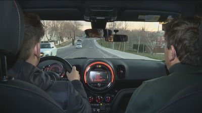 Pere Navarro defiende que los jóvenes de 17 años puedan conducir acompañados de un adulto con experiencia