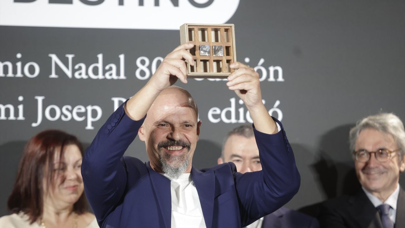 César Pérez Gellida gana el Premio Nadal 2024 con la novela 'Bajo tierra  seca