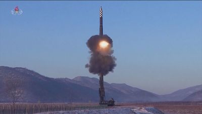 Corea del Norte amenaza a Occidente lanzando un misil balístico
