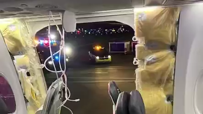 VÍDEO Un avión aterriza de emergencia en Portland tras perder parte del fuselaje en pleno vuelo