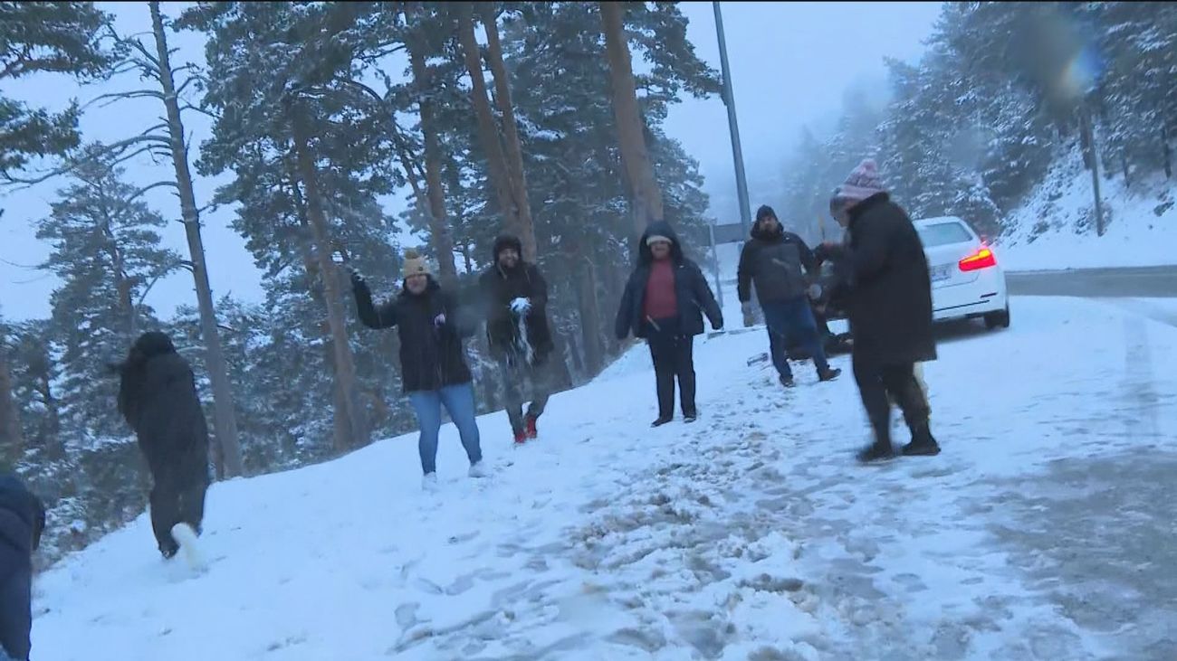 Gente jugando con la nieve en la Sierra