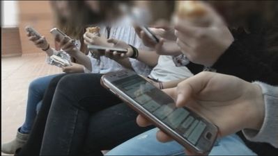 Teléfonos móviles, regalos estrella para los jóvenes y quebraderos de cabeza para los padres