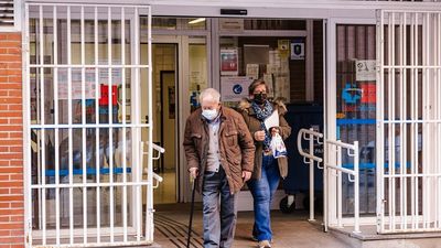Sanidad pedirá el uso obligatorio de mascarilla en centros sanitarios por el pico de gripe
