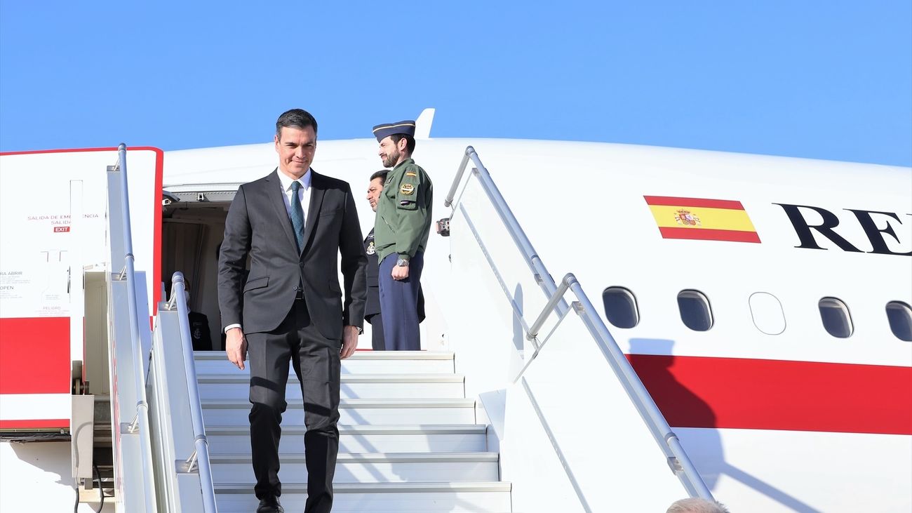 El presidente del Gobierno de España, Pedro Sánchez, baja del avión presidencial, Falcon