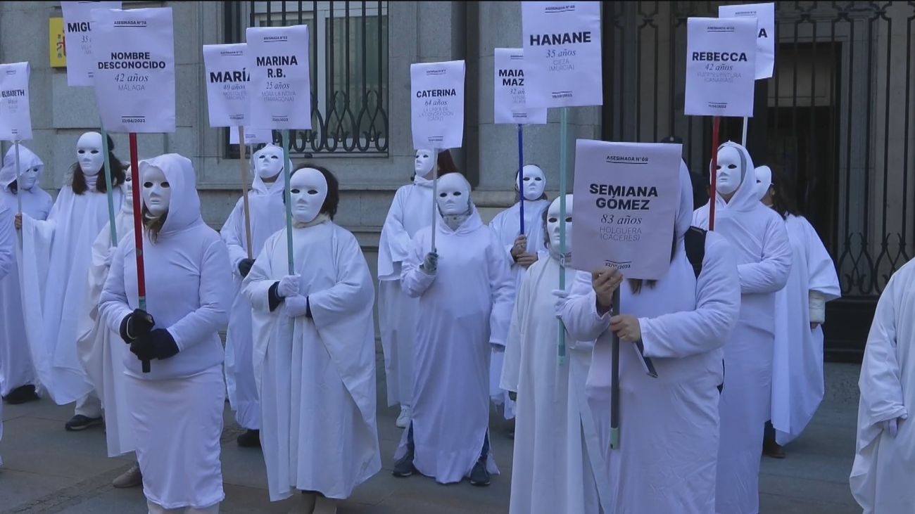 La Compaña Feminista se concentra frente a Igualdad por las víctimas de violencia machista