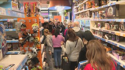 Colas para cambiar los regalos con los que los Reyes no acertaron