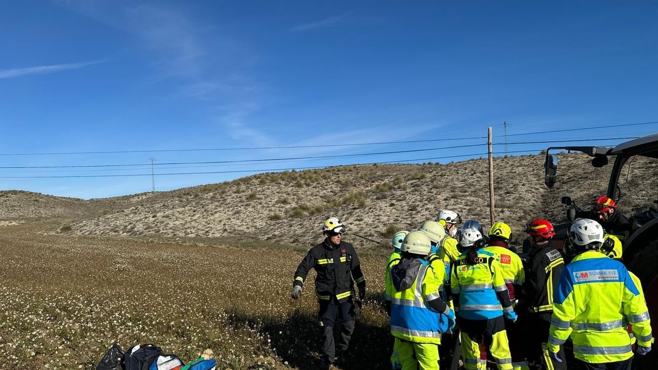 Herido el conductor de un tractor que llevaba estiércol tras caer por un terraplen en Estremera