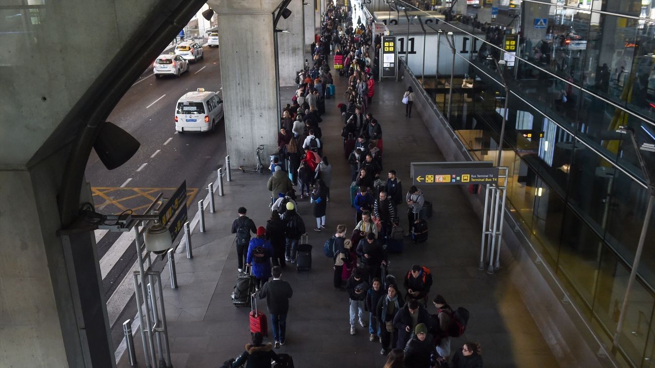 Varios viajeros durante la huelga del handling de Iberia convocada por UGT y CCOO en el aeropuerto Adolfo Suárez Madrid-Barajas