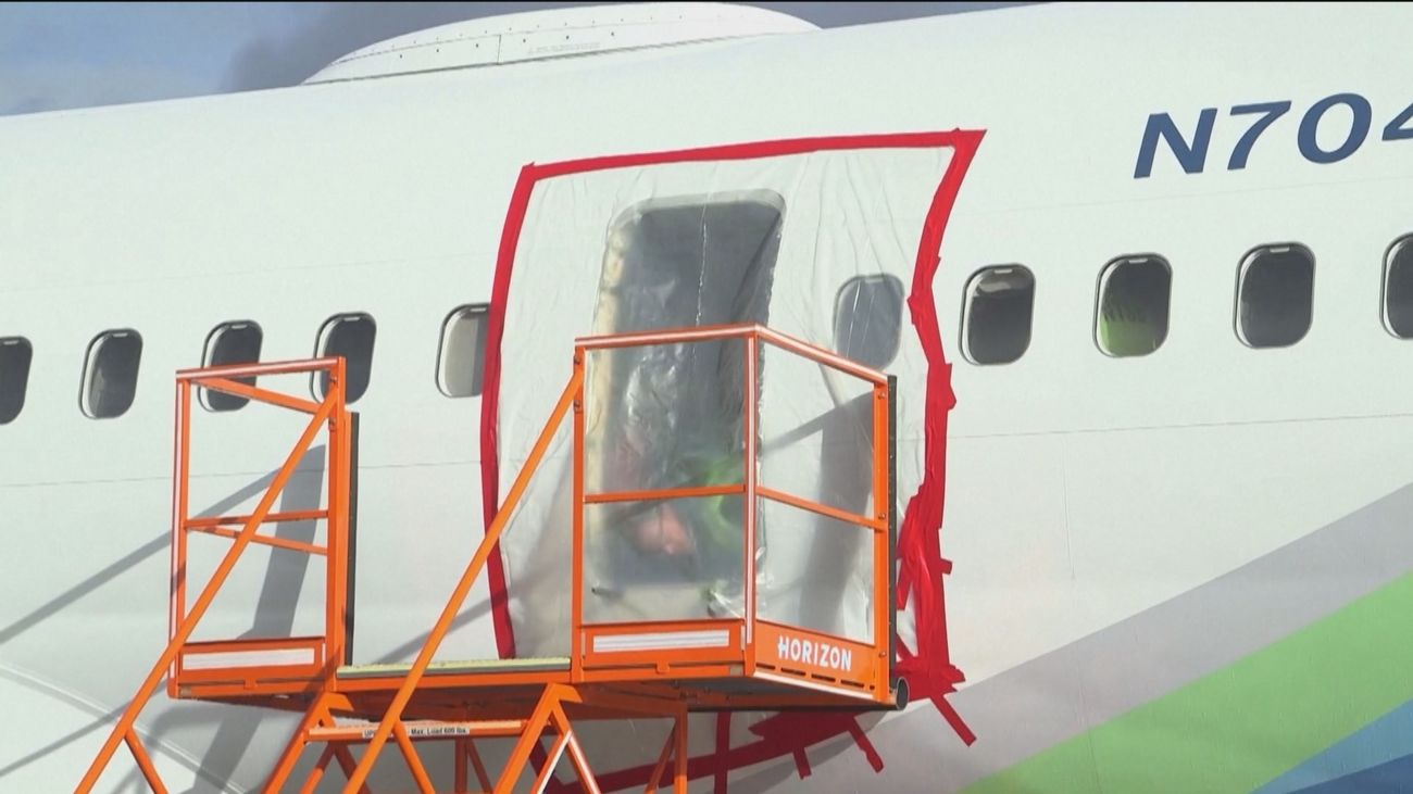 Encuentran en el patio de una casa la puerta desprendida de un avión en pleno vuelo