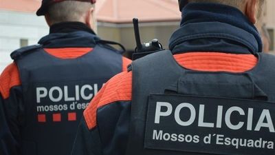 Muere un hombre al caer de un sexto piso de Barcelona tras amenazar a una niña