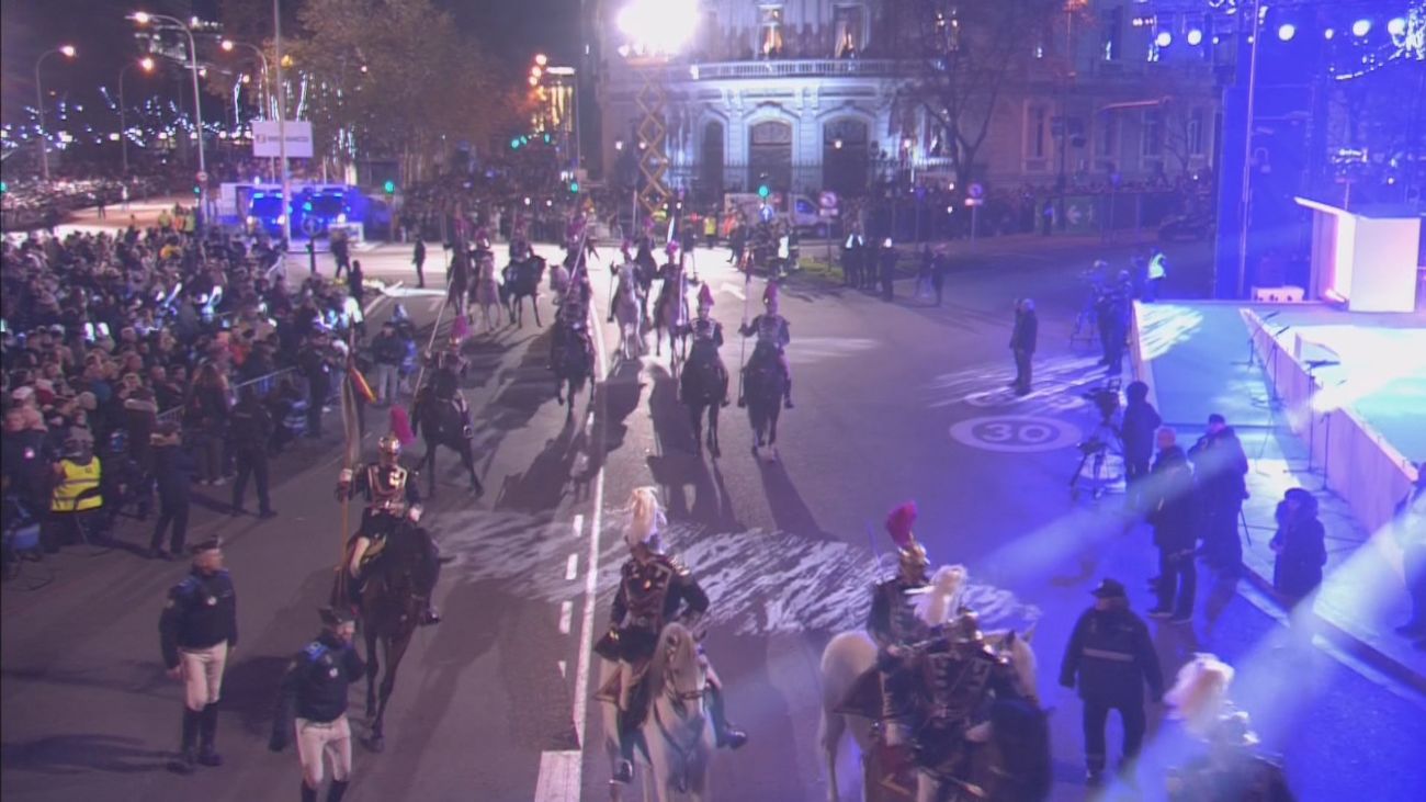 Susto en la Cabalgata: un caballo descontrolado de la Policía Municipal de Madrid golpea a una vigilante