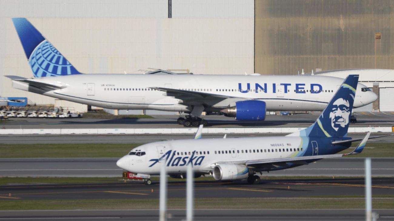 Aviones de  Alaska Airlines  y de United Airlines en el aeropuerto de San Francisco