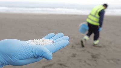 La marea de pélets de plástico se extiende por Galicia y el Cantábrico