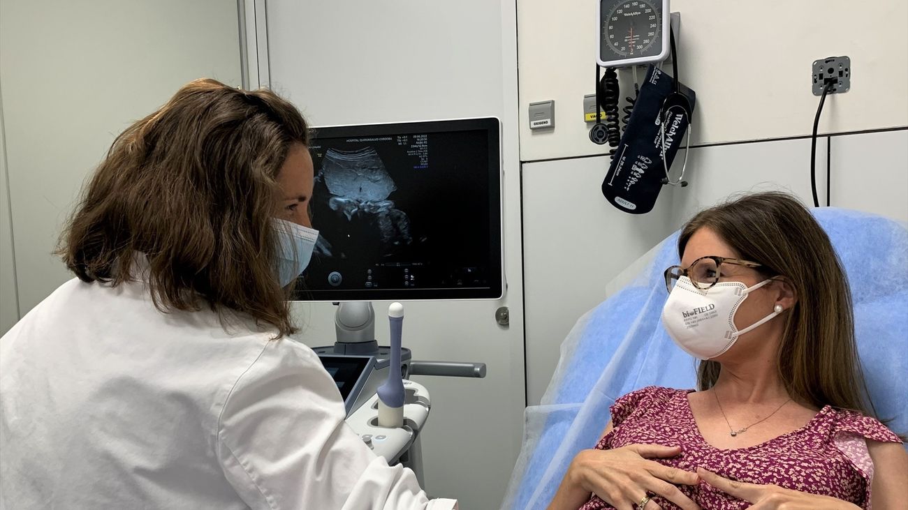 Una doctora realiza una ecografía a una embarazada