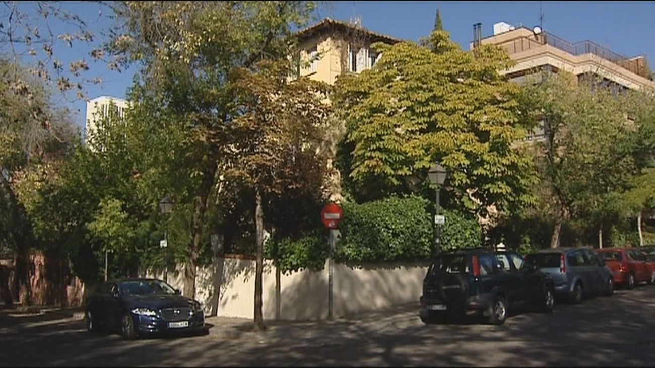 La colonia de Cruz del Rayo gana accesibilidad con nuevas aceras y renueva su mobiliario urbano