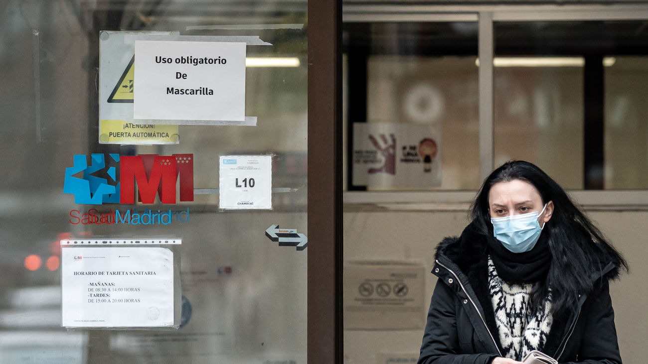 Una mujer sale con mascarilla del centro de salud de Guzmán El Bueno