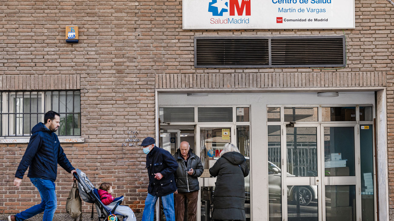 Varias personas en un centro de salud de Madrid