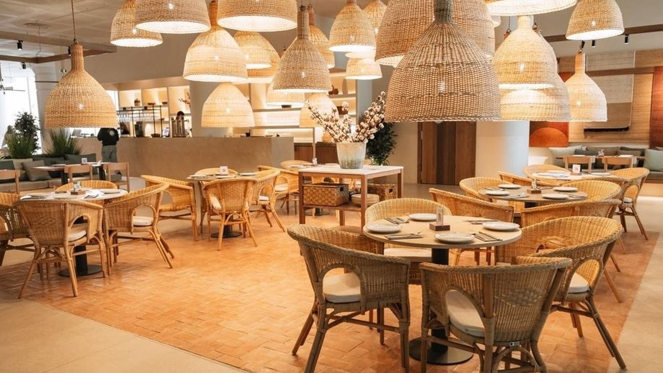 La reserva surrealista: pide una mesa "discreta" en un restaurante para dejar a su pareja