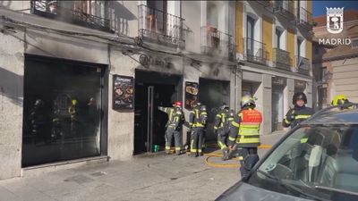 Susto en el barrio de La Latina en Madrid por un incendio que provocó una gran columna de humo