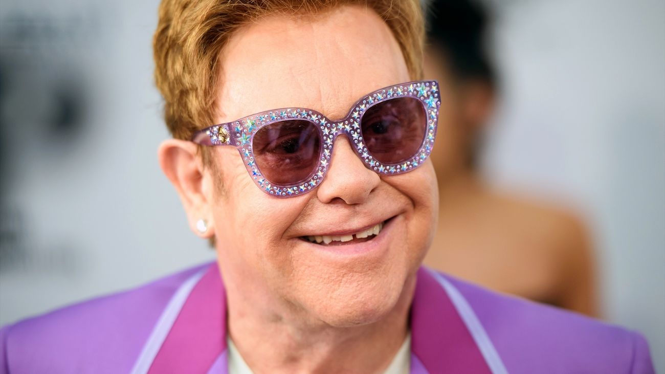 Un Banksy, ropa de Versace y hasta un piano; ya puedes llevarte a casa un pedacito de Elton John