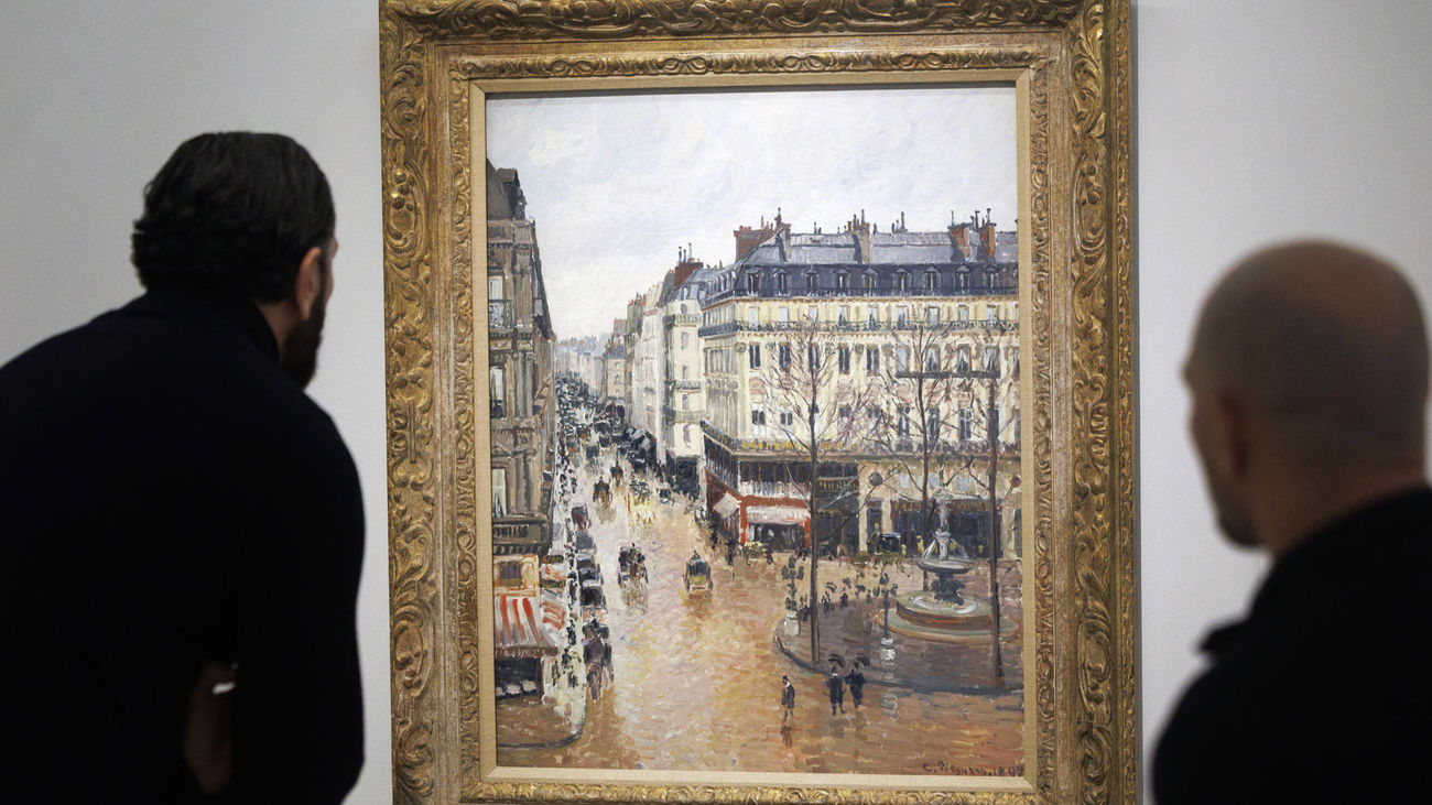 Personas observan el cuadro 'Rue Saint-Honoré por la tarde. Efecto de lluvia', de Camille Pissarro, en el Museo Thyssen-Bornemisza