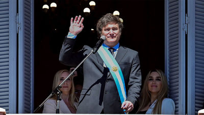 Milei deja atrás sus polémicas con el Papa y le invita a visitar Argentina