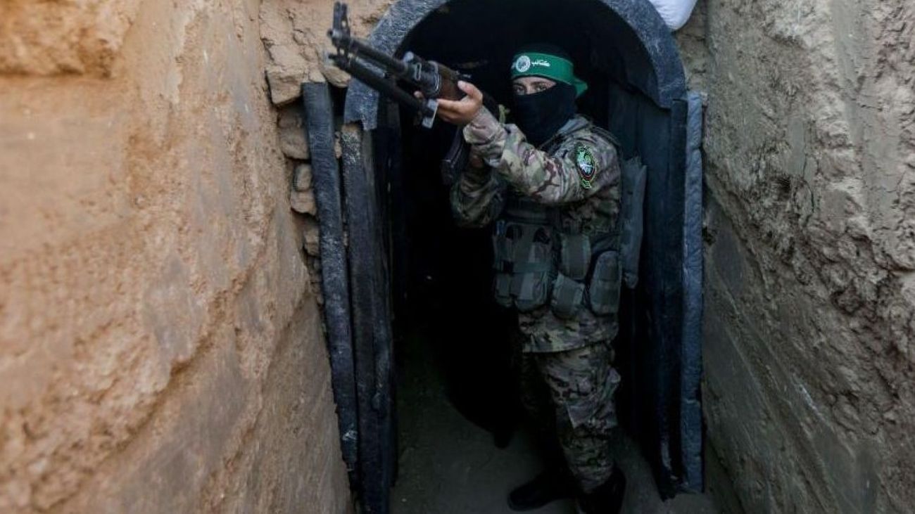 Un terrorista de Hamás en un túnel
