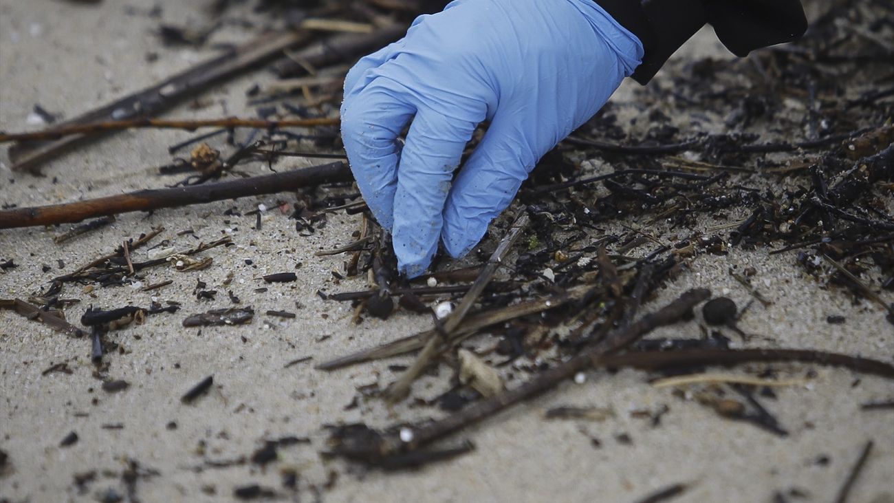 ¿Cuál es el impacto medioambiental de la marea de pélets en las costas del norte de España?