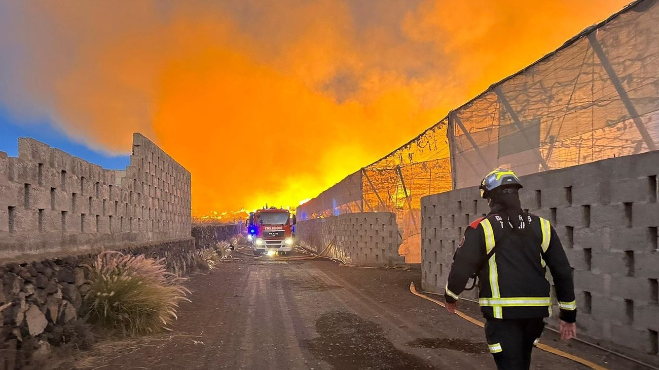 Doce dotaciones de bomberos trabajan en un incendio en una planta de compostaje que podría durar varios días en Arona, Tenerife