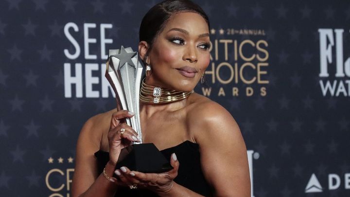 Angela Bassett sostiene su trofeo en los Critics Choice Awards / EUROPA PRESS