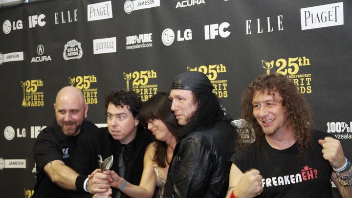 Anvil con el director Sacha Gervasi y la productora Rebecca Yeldham, ganadores del Independent Spirit Awards  2010 / WIKIPEDIA