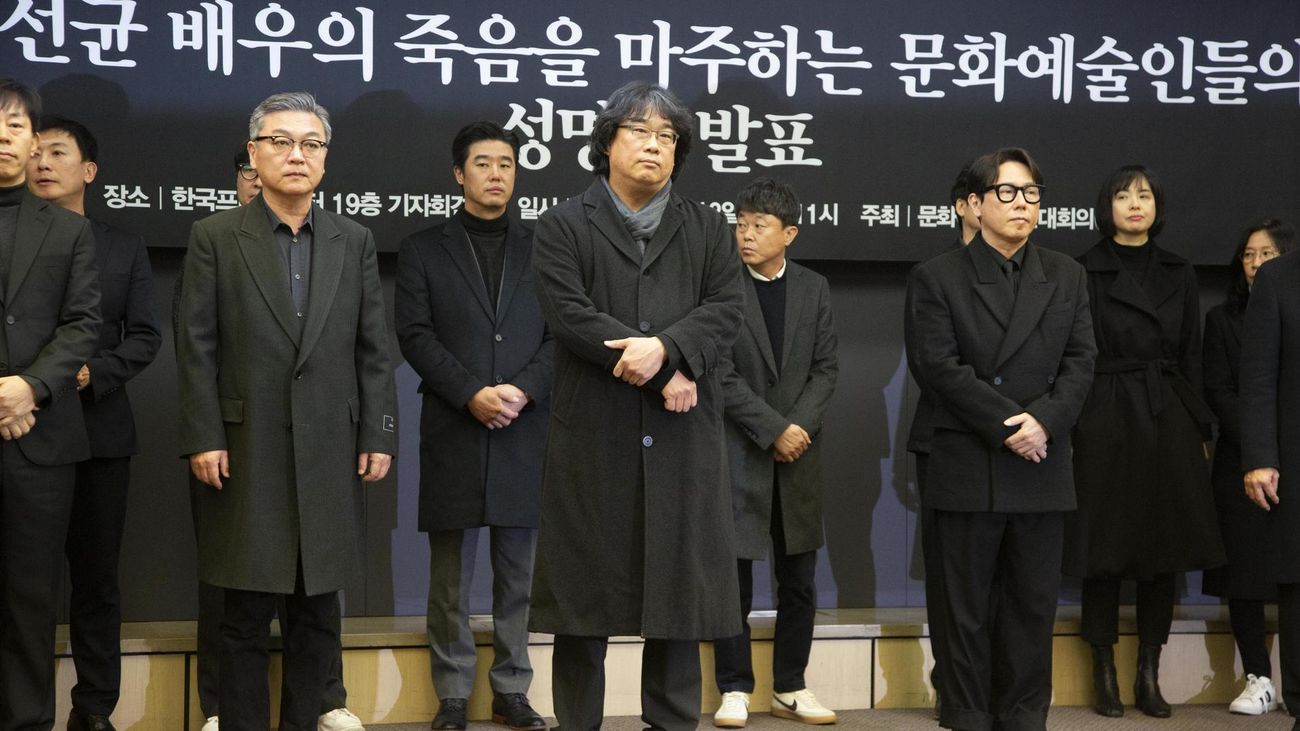El director surcoreano Bong Joon-ho (centro) y miembros de la Organización Cultural y Artística exigen una investigación sobre el caso por la muerte del fallecido actor Lee Sun-kyun