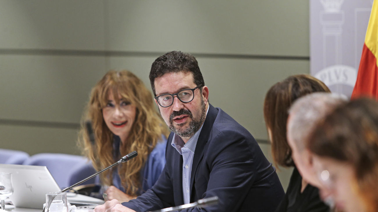 El secretario de Estado de Trabajo, Joaquín Pérez Rey (2i) preside la reunión de la Mesa de Diálogo Social que aborda la subida del SMI