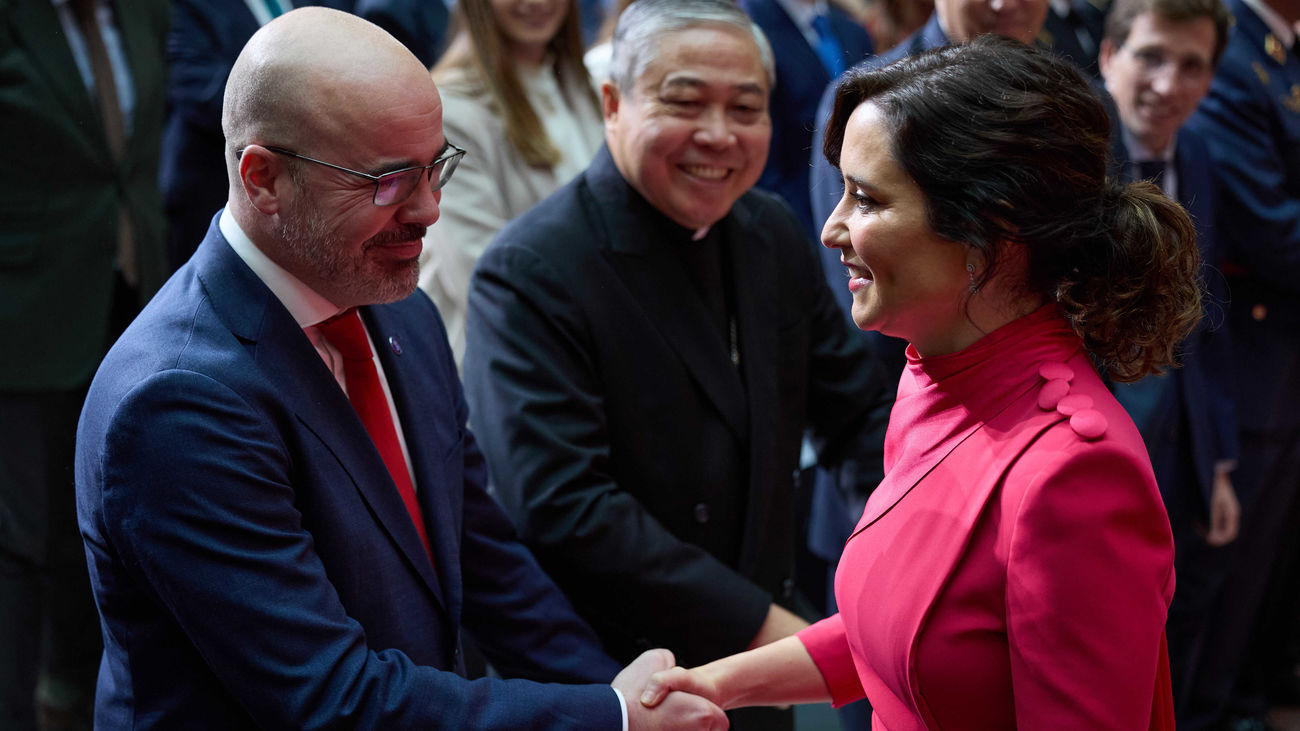 La presidenta de la Comunidad de Madrid, Isabel Díaz Ayuso saluda al delegado del Gobierno en la Comunidad de Madrid, Francisco Martín