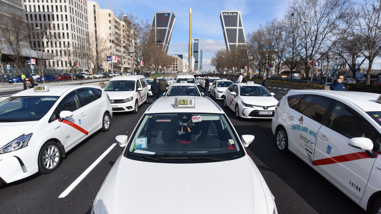 Varios taxis marchan desde Plaza de Castilla en una protesta de los taxistas madrileños
