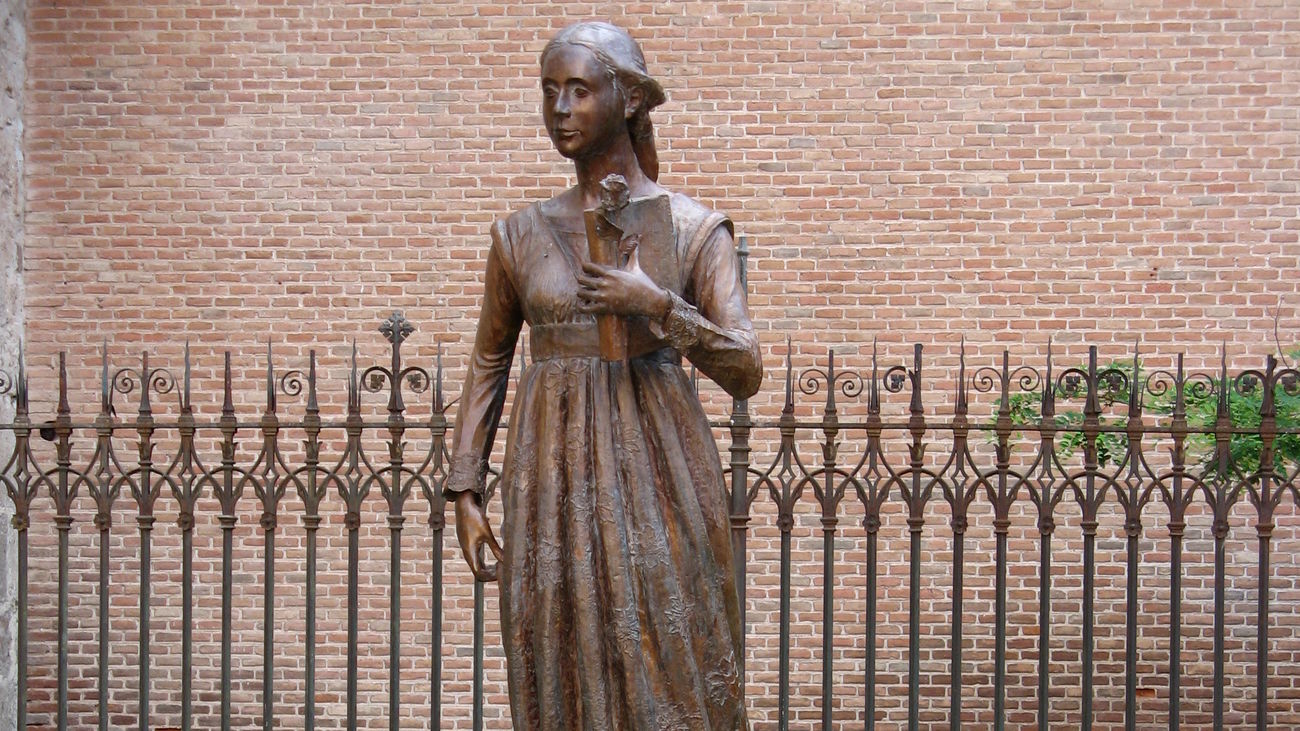 Estatua de Catalina de Aragón en Alcalá de Henares