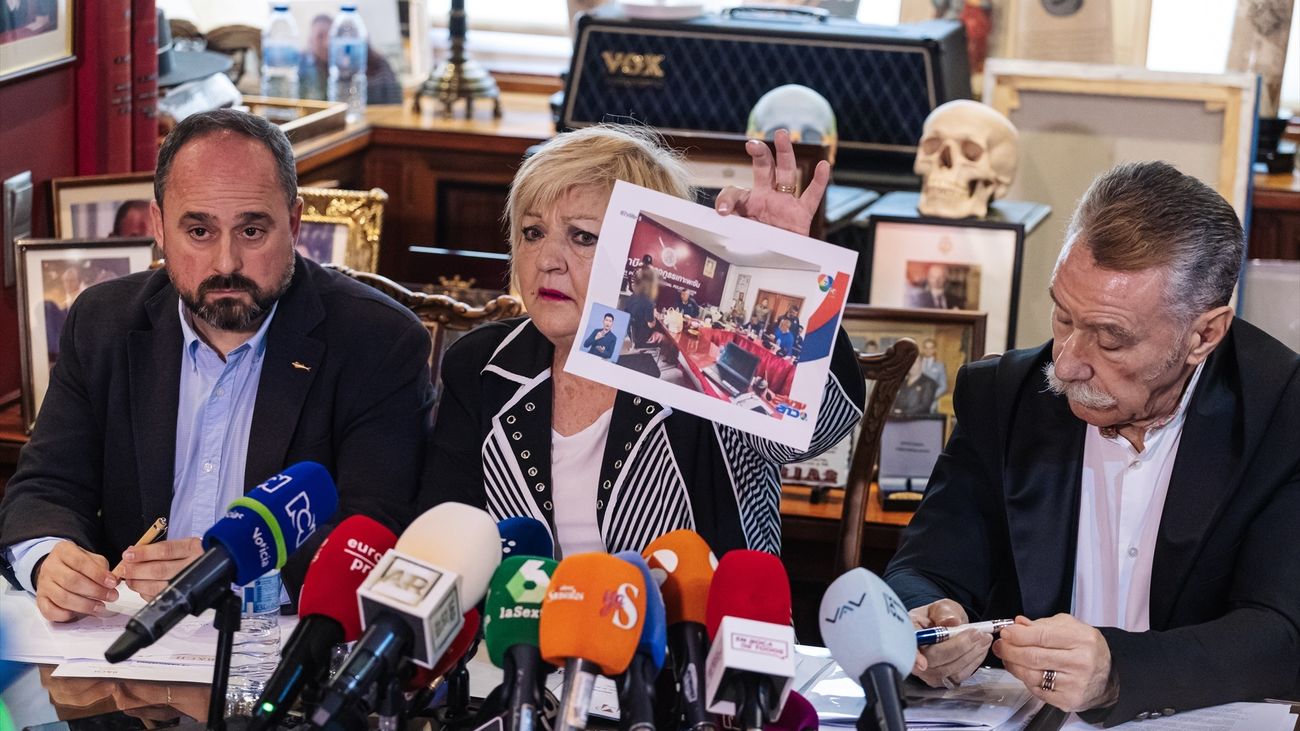 La abogada de Daniel Sancho, Carmen Balfagón, muestra una imagen durante una rueda de prensa sobre Daniel Sancho